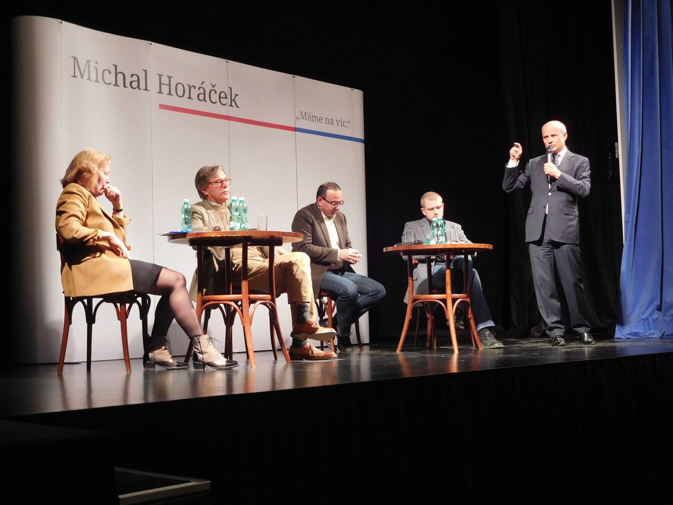 Horáček svolal debatu o zahraniční politice: S poradkyní Magdou Vášáryovou, Liborem Roučkem a Michaelem Romancovem