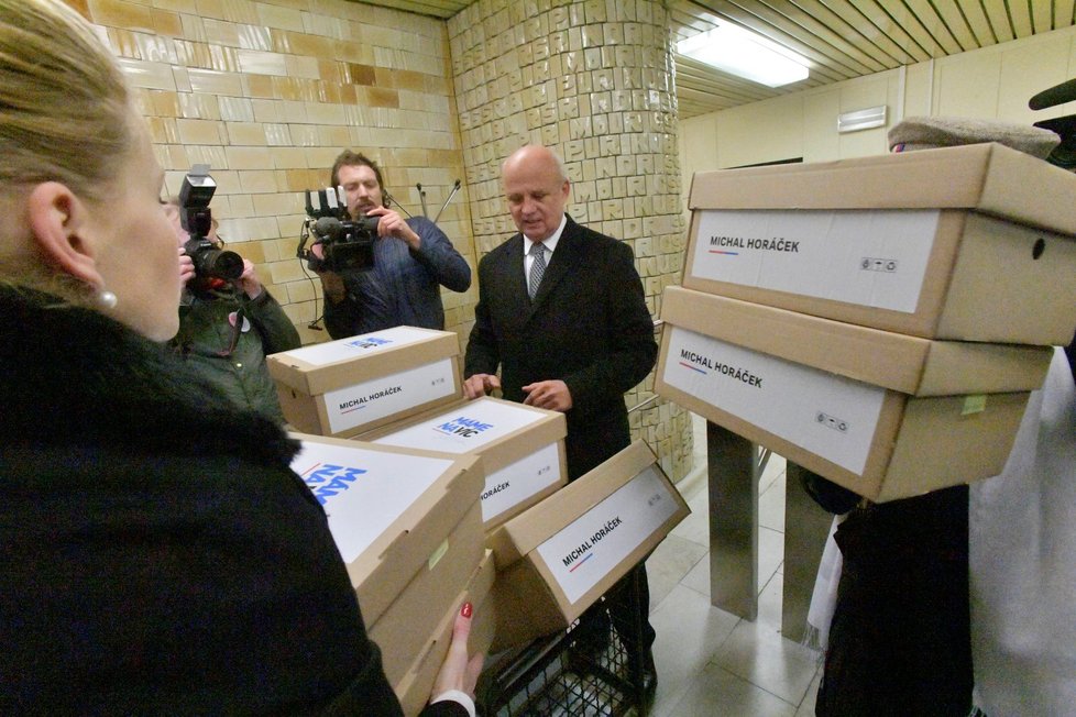 Kandidát na prezidenta Michal Horáček přišel 1. listopadu v doprovodu manželky  a svých podporovatelů předat na ministerstvo vnitra v Praze kandidátní listinu a petiční archy.