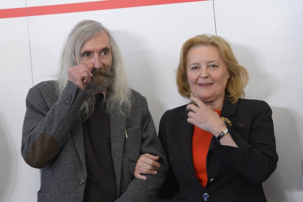 Magda Vášáryová s filozofem Petříčkem během představování týmu poradců prezidentského kandidáta Michala Horáčka