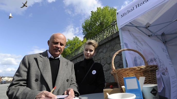 Michal Horáček s manželkou Michaelou o Velikonocích zahájili sběr 50 tisíc podpisů nutných pro kandidáty (16. 4. 2017)