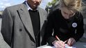 Michal Horáček s manželkou Michaelou o Velikonocích zahájili sběr 50 tisíc podpisů nutných pro kandidáty (16. 4. 2017) Michal Horáček s manželkou Michaelou o Velikonocích zahájili sběr 50 tisíc podpisů nutných pro kandidáty (16. 4. 2017)