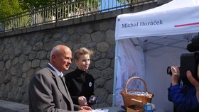 Michal Horáček s manželkou Michaelou v Praze na náplavce při zahájení sběru podpisů pro kandidáta (16. 4. 2017)