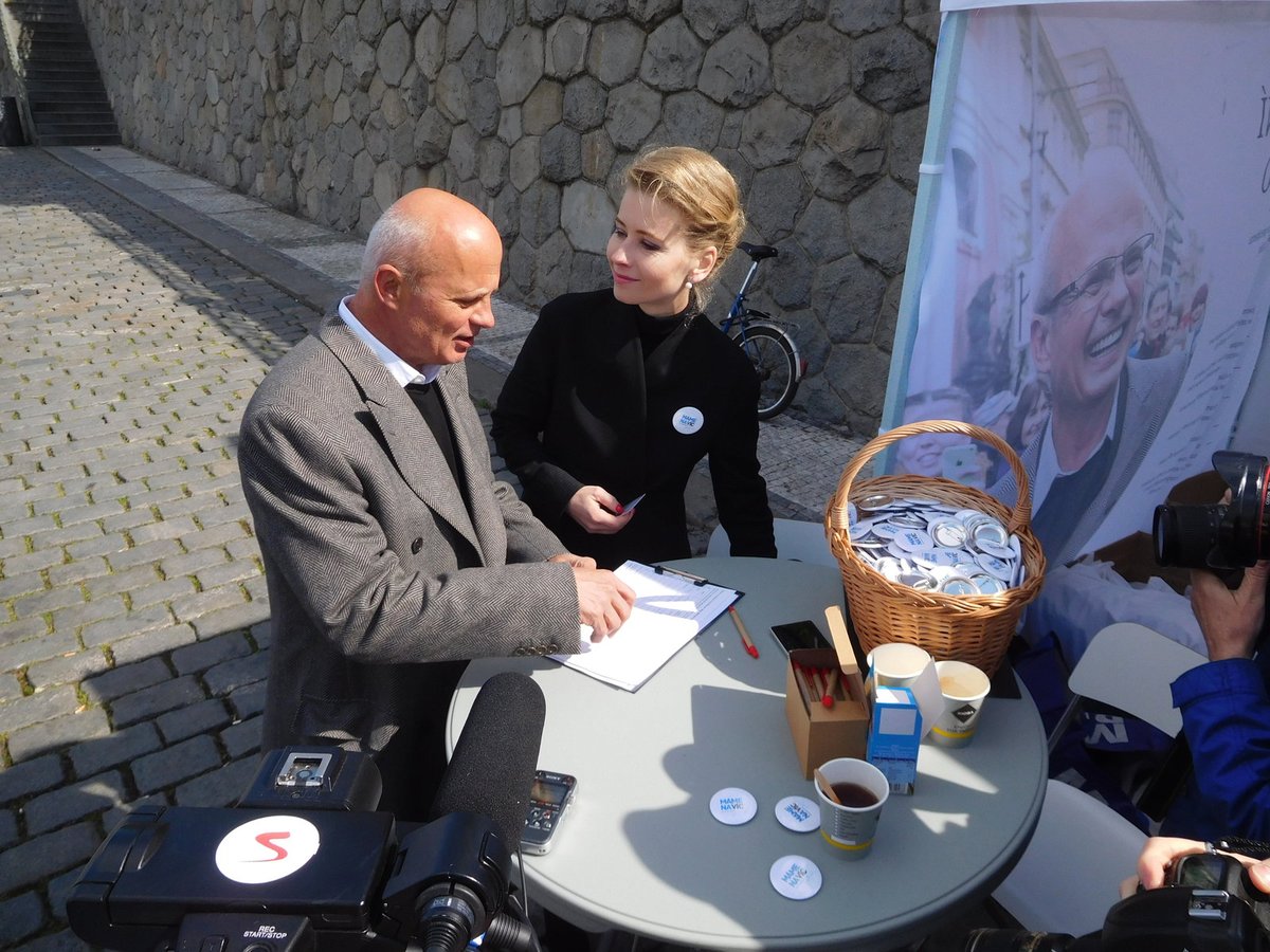 Michal Horáček s manželkou Michaelou v Praze na náplavce při zahájení sběru podpisů pro kandidáta (16. 4. 2017)