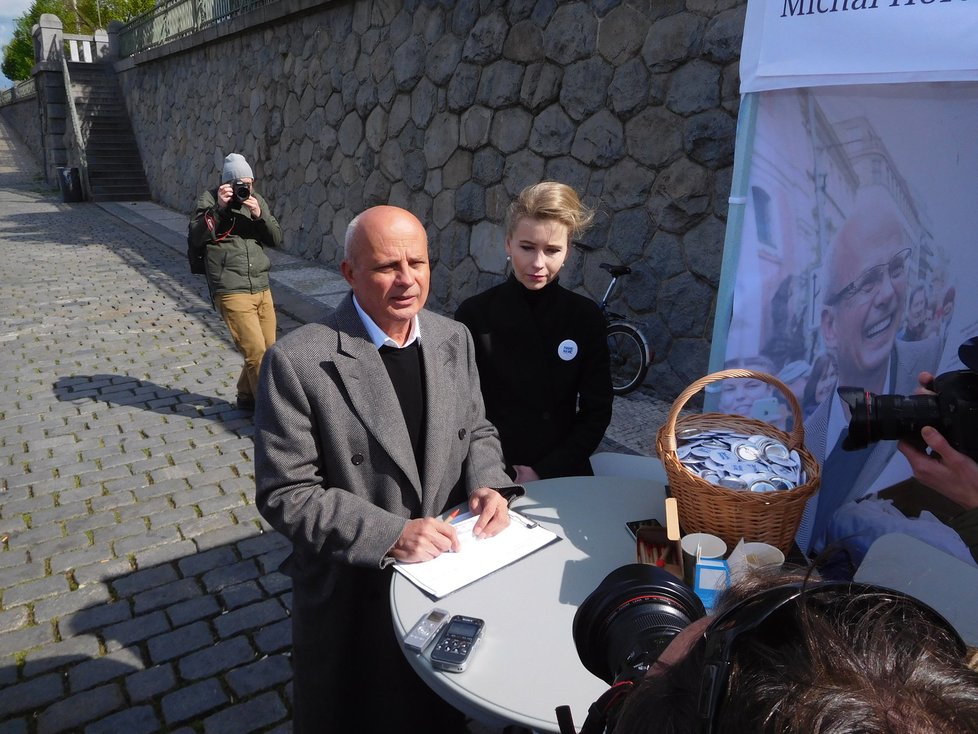Michal Horáček s manželkou Michaelou v Praze na náplavce při zahájení sběru podpisů pro kandidáta (16. 4. 2017)