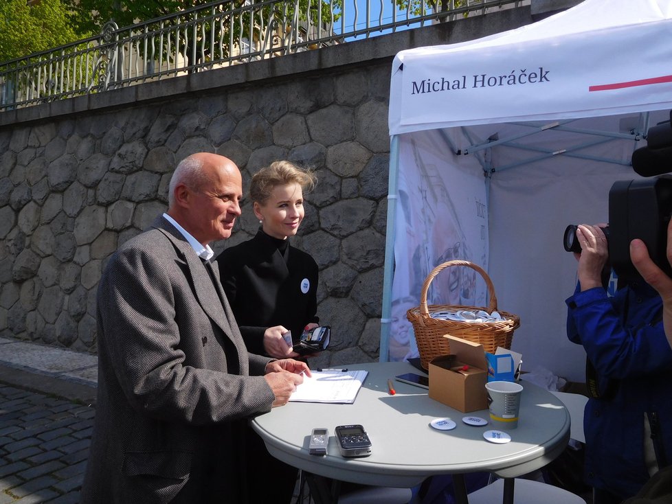 Michal Horáček s manželkou Michaelou v Praze na náplavce při zahájení sběru podpisů pro kandidáta (16. 4. 2017)