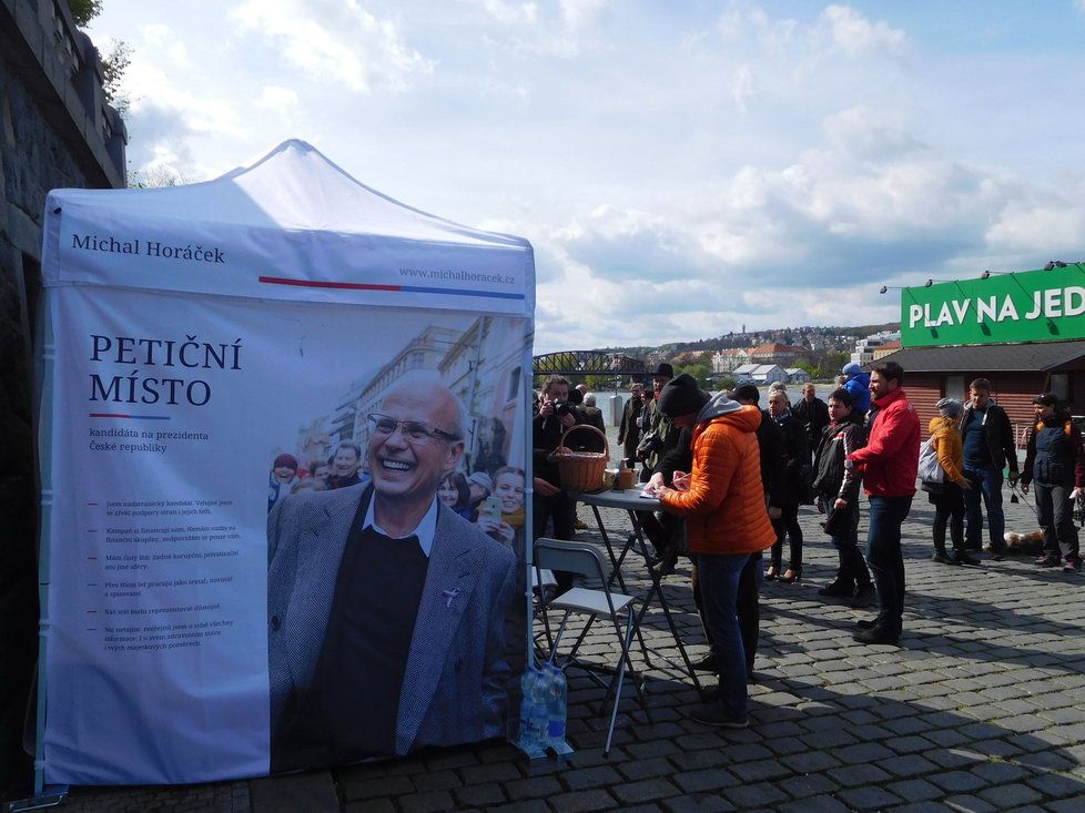 Zahájení sběru podpisu pro prezidentského kandidáta Michala Horáčka (16. 4. 2017)