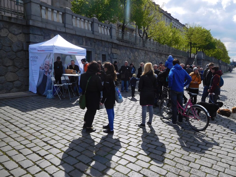 Zahájení sběru podpisu pro prezidentského kandidáta Michala Horáčka (16. 4. 2017)