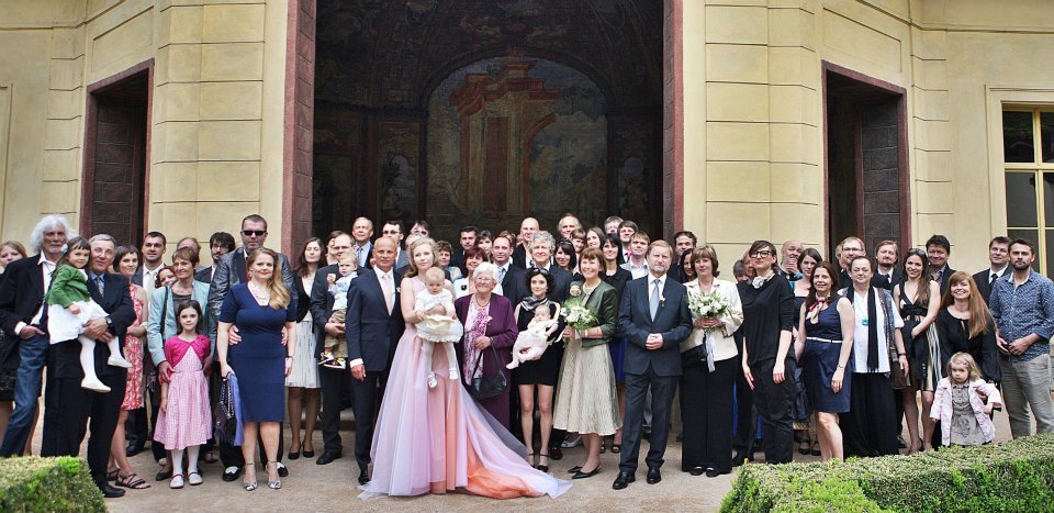 Hromadná fotka všech svatebčanů musela být pořízena panoramaticky, aby se na ni všichni vešli