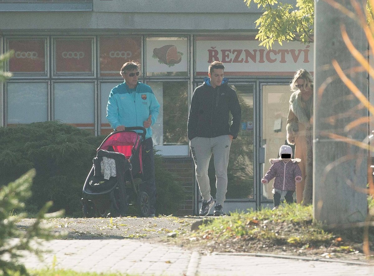 Moderátor Michal Hrdlička se věnoval dceři Lindě. Spolu s ní a sa rodiči si vyšli na procházku.