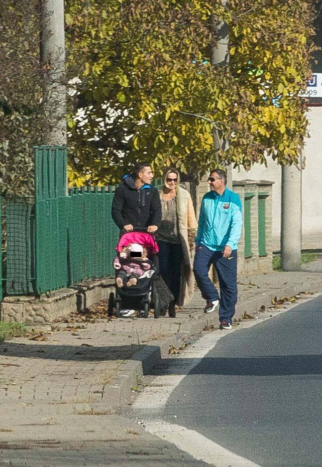 Moderátor Michal Hrdlička se věnoval dceři Lindě. Spolu s ní a s rodiči si vyšli na procházku.