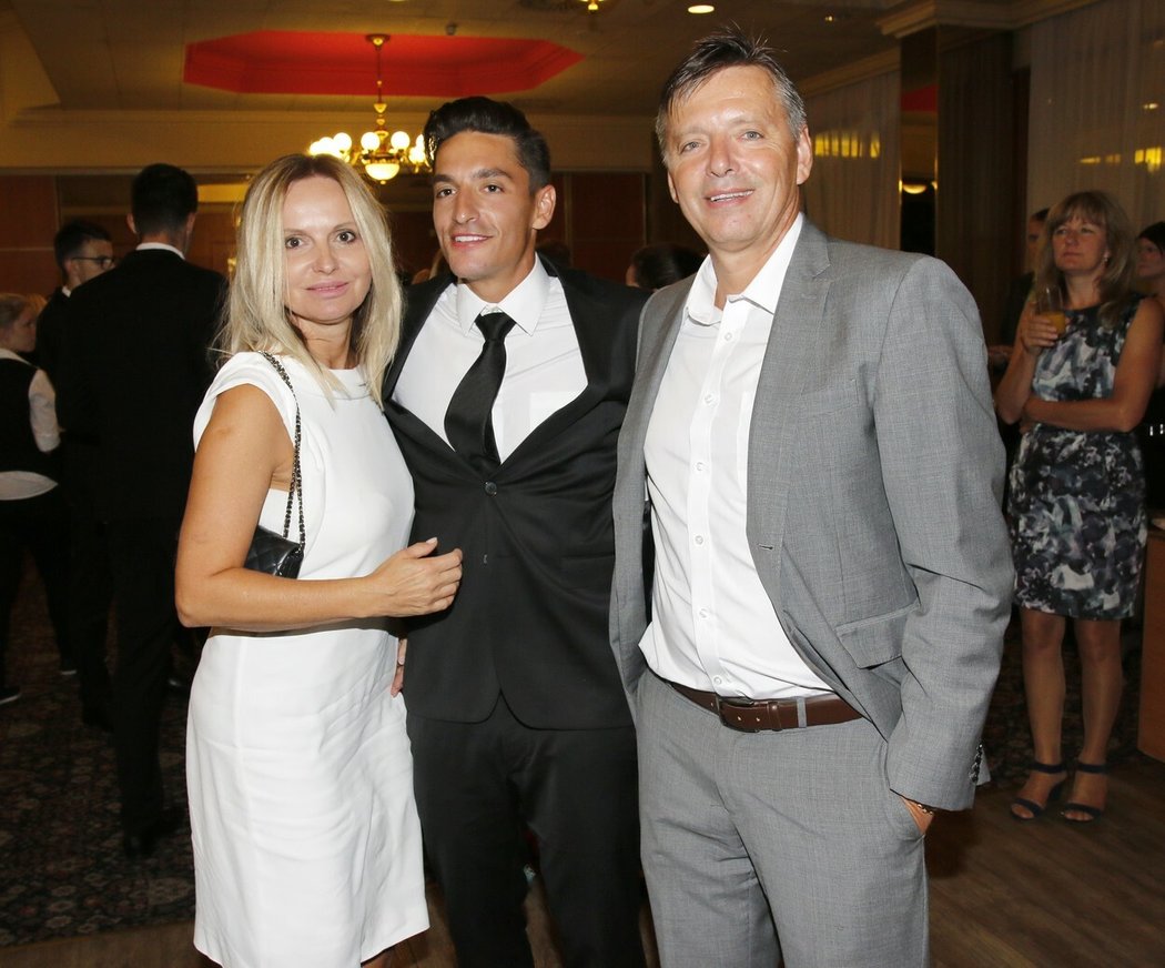 Michal Hrdlička se svým zesnulým tátou Václavem a maminkou Ivanou