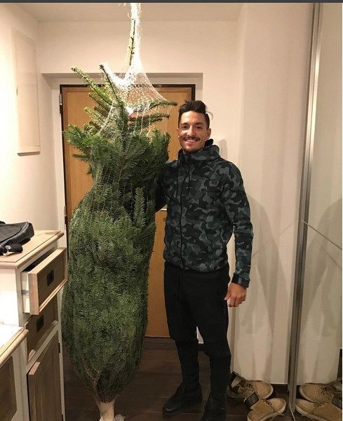 Michal Hrdlička přinesl vánoční strom.