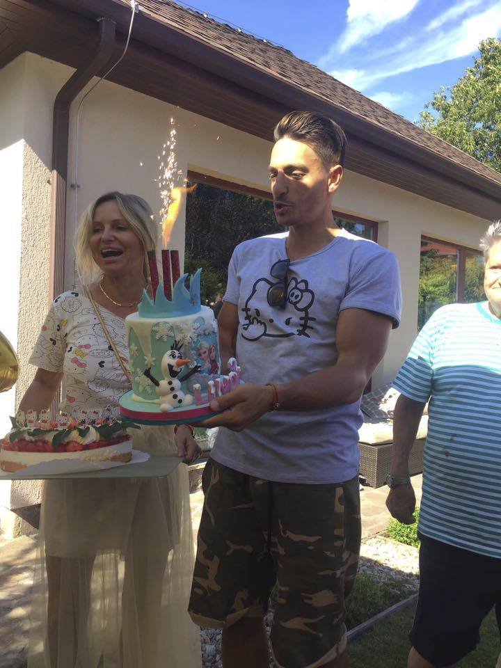 Michal Hrdlička s maminkou přinesli Lindě dorty. 