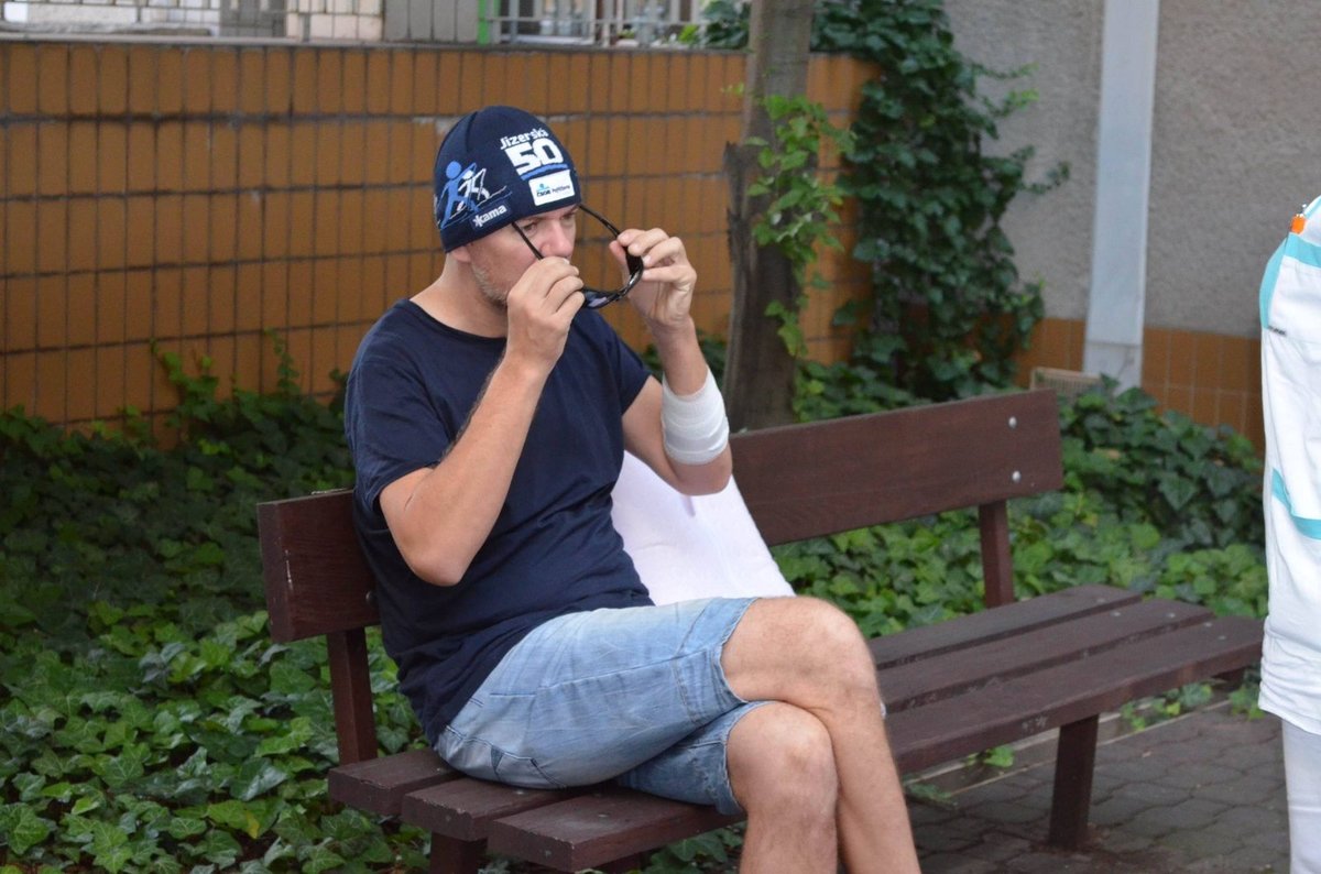 Hrůza si sedl na lavičku, sundal si br ýle a ač nekouří, požadoval cigaretu.