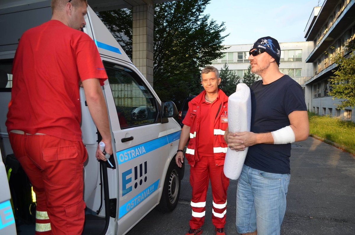 Michal Hrůza při propuštění z nemocnice.