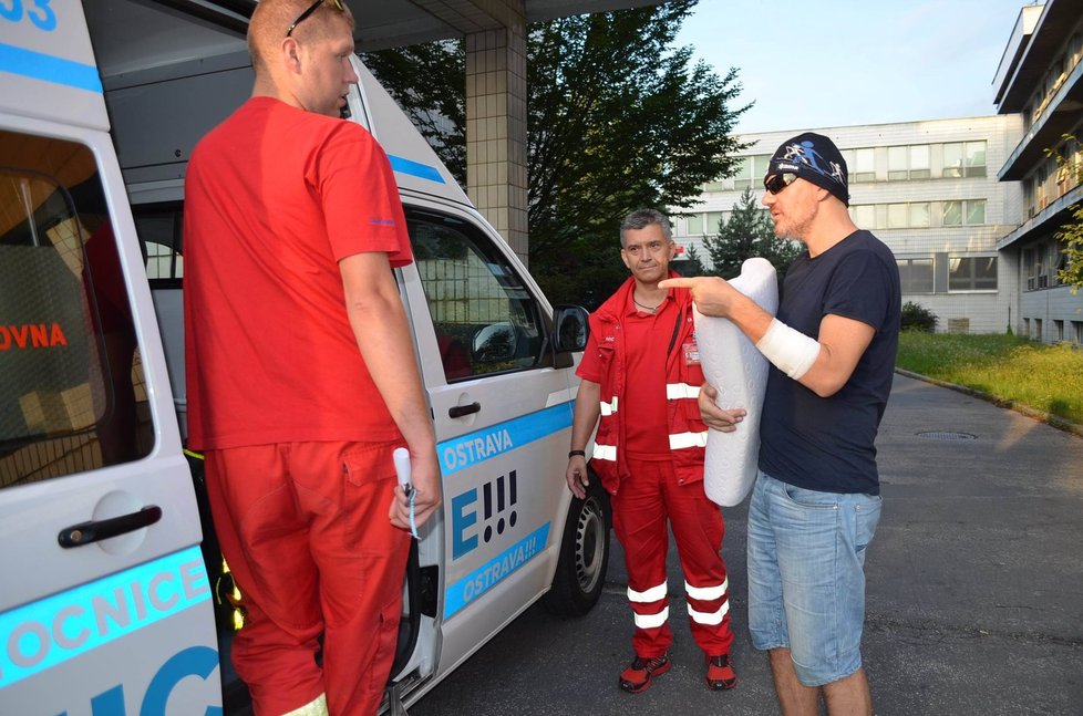 Michal Hrůza musel být z nemocnice domů odvezen sanitkou.