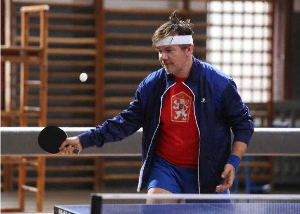 Zpěvák předvedl, jak zvládá ping-pong.