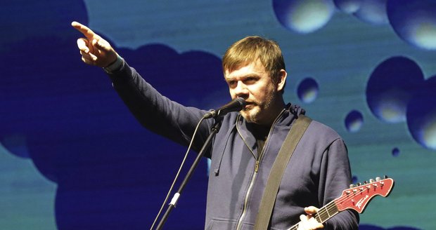 Michal Hrůza na prvním koncertě po napadení.