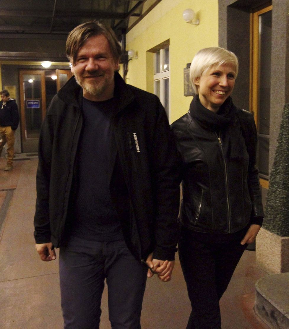 Michal Hrůza přišel do divadla s manželkou ruku v ruce. 