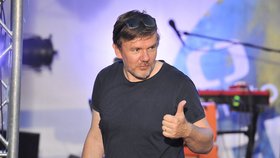 Michal Hrůza ve Varech zazpíval, ale mluvit s fanoušky nemohl.