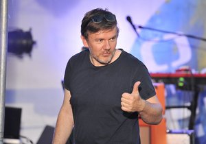 Michal Hrůza ve Varech zazpíval, ale mluvit s fanoušky nemohl.