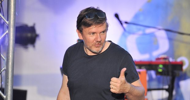 Michal Hrůza ve Varech zazpíval, ale mluvit s fanoušky nemohl.