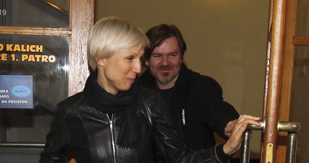 Michal Hrůza vzal svou manželku Lindu do divadla.