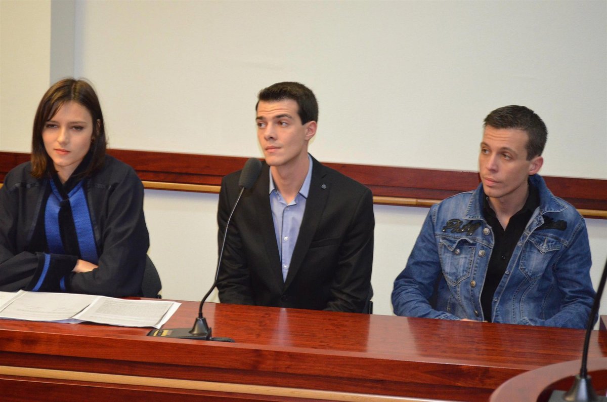 Před soudem seděli vedle obhájkyně Nikolas Agoratsios a Miroslav K.