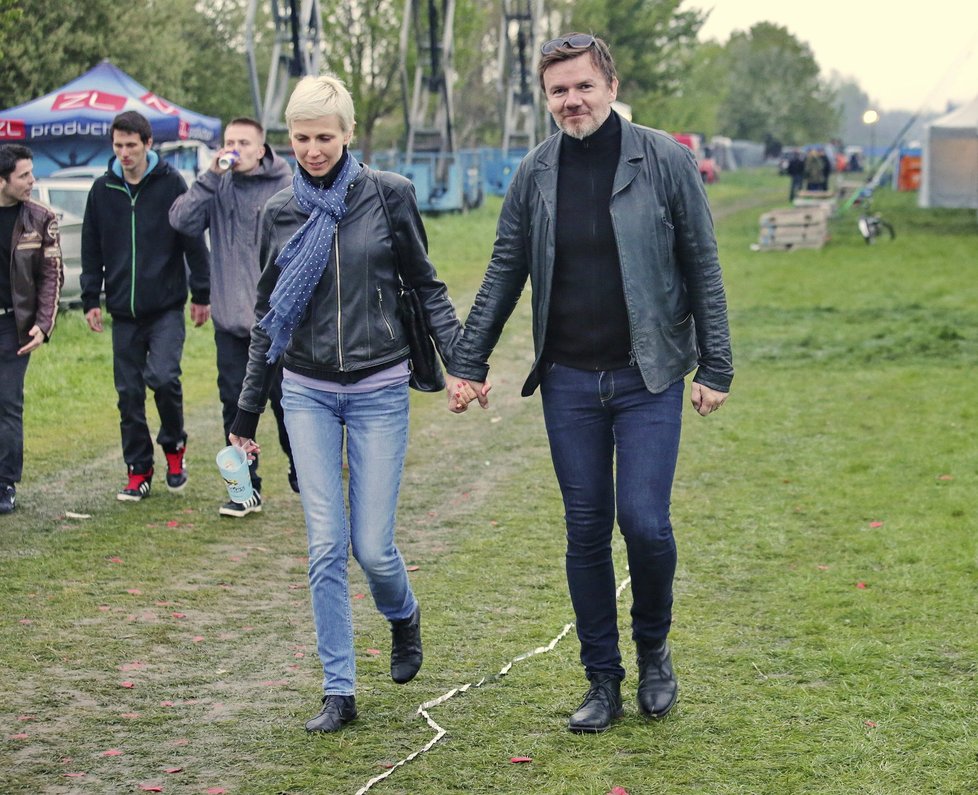 Michal Hrůza vyvedl na festival manželku Lenku.