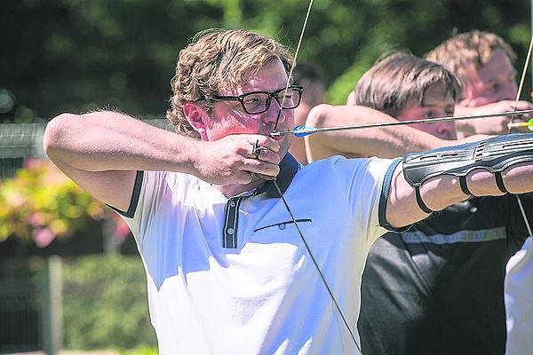 Vyzkoušel si lukostřelbu. Například Igor Orozovič o střílení lukem říká, že jde o meditativní sport. Ale pozor, v detektivce jsou šípy smrtící!