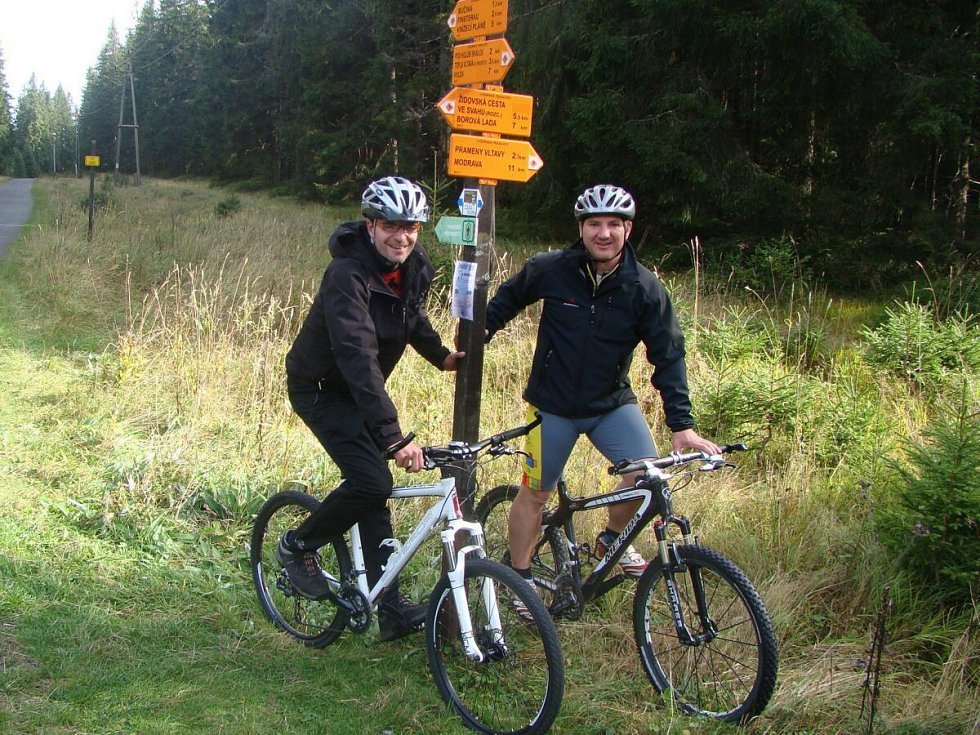 Nejoblíbenějším Michalovým rajonem je Šumava. Při cyklotoulkách mu tam býval průvodcem i exšéf národního parku Mánek Jiří (vpravo).