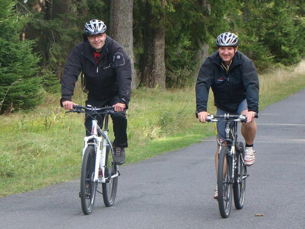 Nejoblíbenějším Michalovým rajonem je Šumava. Při cyklotoulkách mu tam býval průvodcem i exšéf národního parku Jiří Mánek (vpravo).