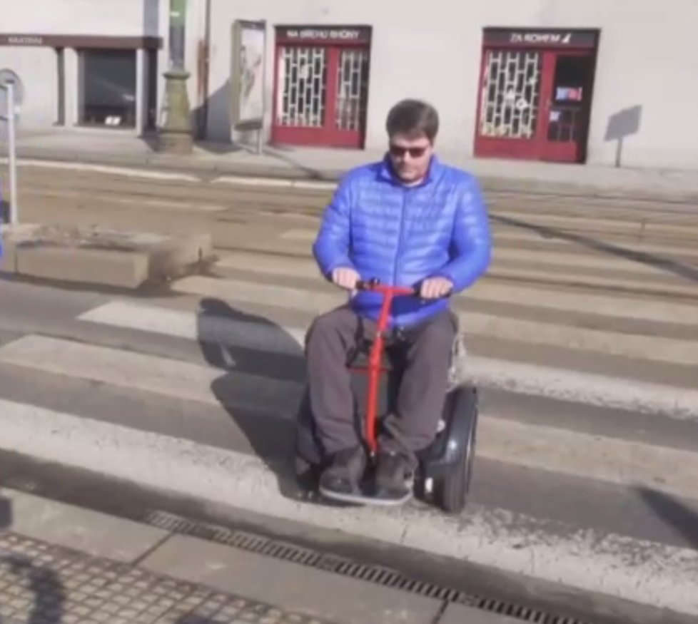 S novým vozíkem může jezdit i v terénu, což mu umožní procházky s rodinou.