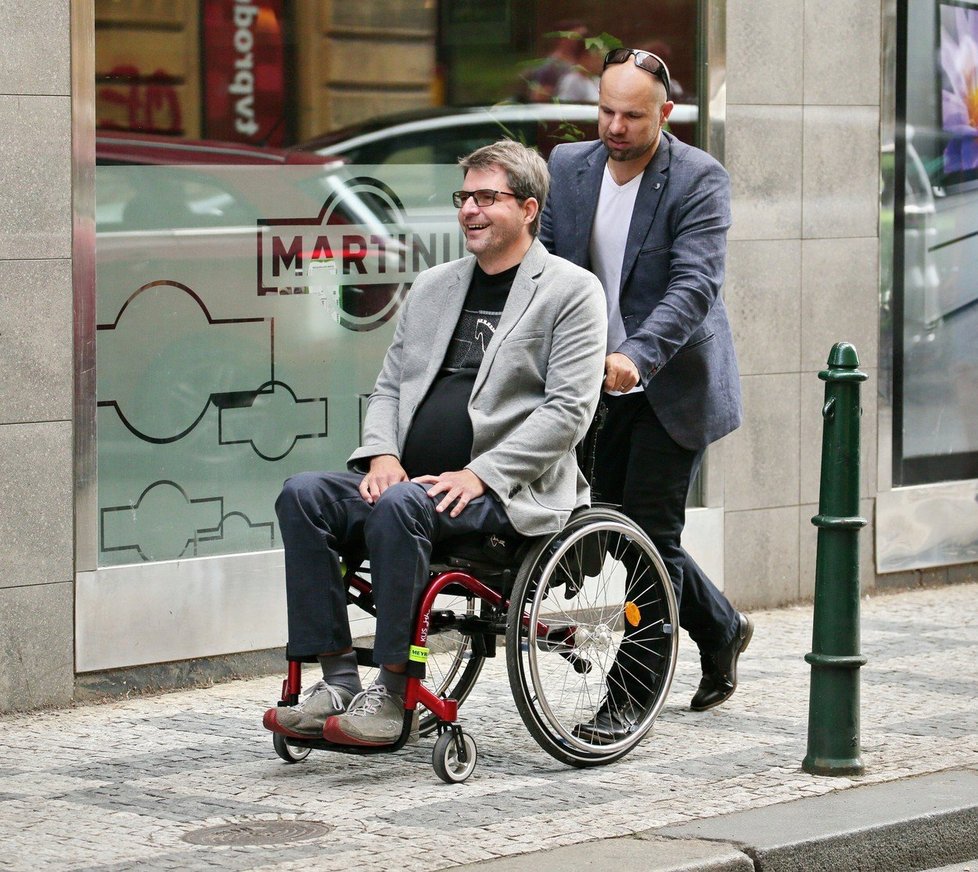 Daniel Barták tlačil Michala Jančaříka na vozíku.