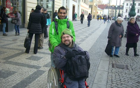 Michal dělá asistenta vozíčkářům. Má čtyři klienty, kteří jsou na něj zvyklí a mají ho rádi.