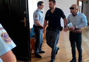 Za silných bezpečnostních opatření přivedla eskorta k jednání krajského soudu Michala K. (22), který pobodal tři lidi.