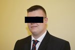 Policista Michal K. (28) dostal u soudu dvouletou podmínku. Na služebně zmlátil pendrekem zadrženého muže tak, že mu zlomil žebro.
