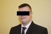 Pád policejního hrdiny: Zachránil lidi z hořícího domu, pak dostal podmínku za zlomené žebro