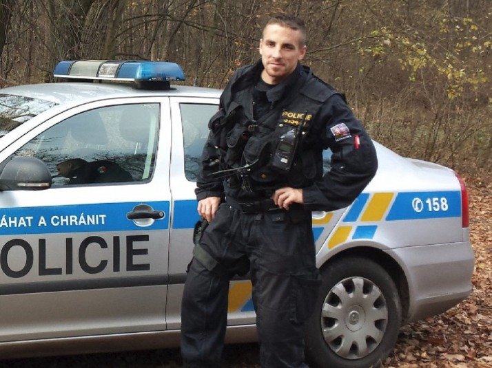 Policista Michal Kasl ve svém volnu zachránil život ženě po autonehodě.