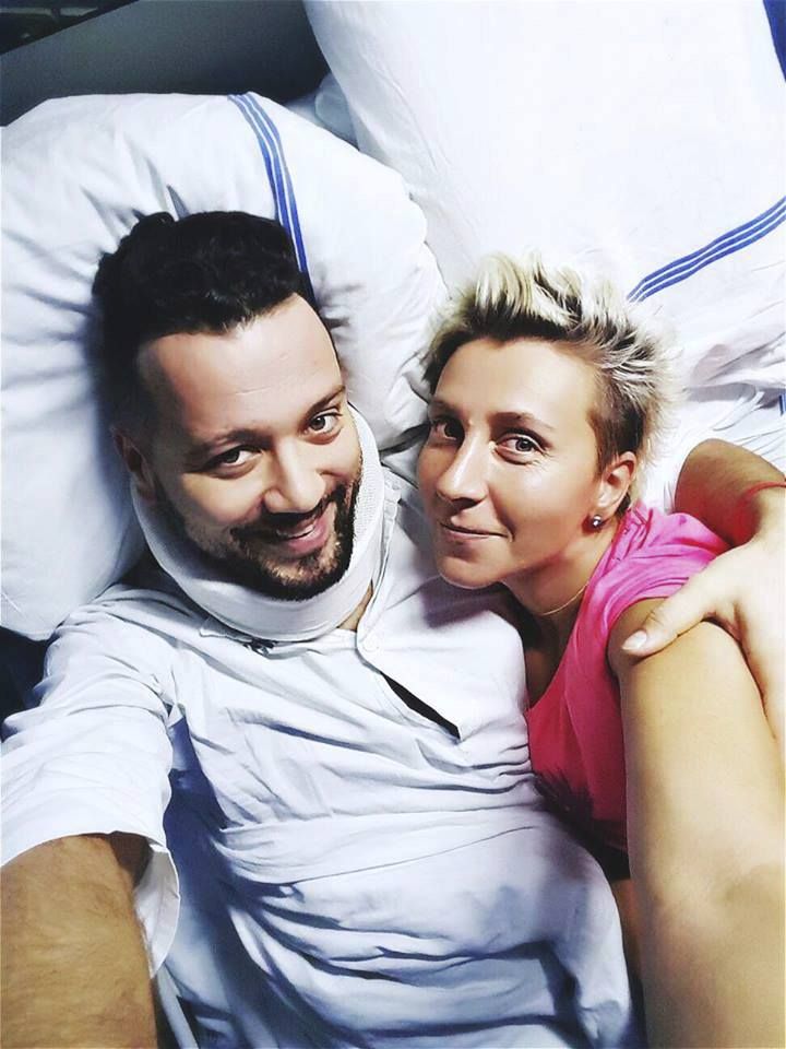 Michal Kavalčík musel nosit krční límec. Na fotografii s partnerkou Zuzanou.