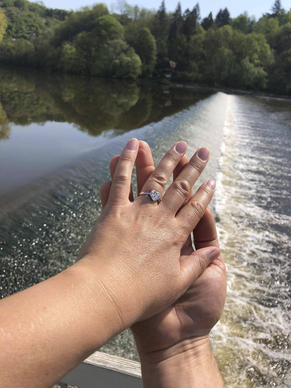 Partnerka Michala Kavalčíka Zuzana se pochlubila zásnubním prstenem.