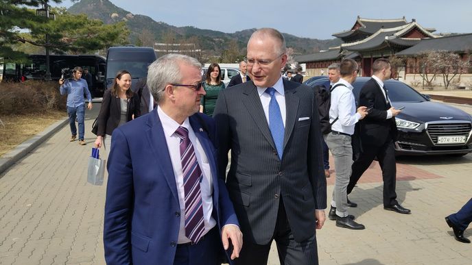 Poslanec Marek Benda (vlevo) a ředitel BIS Michal Koudelka během náštěvy v Jižní Koreji.