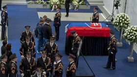 Slovensko se začalo loučit se zesnulým bývalým prezidentem Michalem Kováčem.
