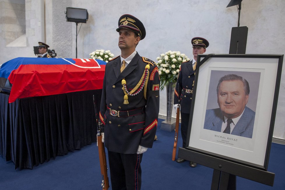 Slovensko se začalo loučit se zesnulým bývalým prezidentem Michalem Kováčem.