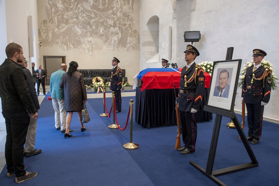 Slovensko se začalo loučit se zesnulým bývalým prezidentem Michalem Kováčem.