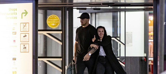 Láska s pohlednou brunetkou podle všeho nedopadla.