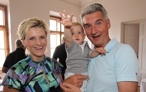Syn Michal tatínkovi ve čtvrtek večer »urazilkus nosu. Na « snímku s manželkou Andreou.