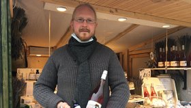Brněnský stánkař Michal Novák (31) s problematickými produkty, víno nejdřív prodávat mohl, pak nesměl a teď zase může, u parfému a gelu s alkoholem vůbec nevěděl, zda ho prodávat smí, či nikoliv.