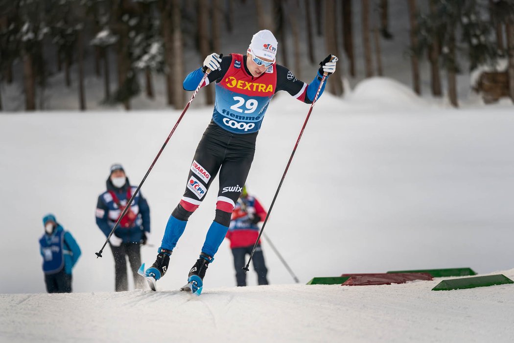 Trojice českých reprezentantů dokázala postoupit do čtvrtfinále sprintu klasicky, který se ve Val di Fiemme konal jako 7. etapa Tour de Ski. Nejlépe si vedl Michal Novák na 22. místě