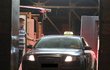 23:00 - Ze dvora Divadla na Vinohradech vyjíždí vůz taxi, v němž sedí Havlová. Mává jí herec Michal Novotný, který pro ni odvoz zařídil.